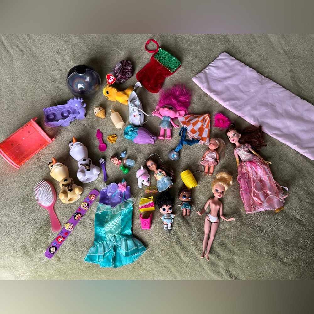 Large lot of dolls, accessories and toys - various sizes
